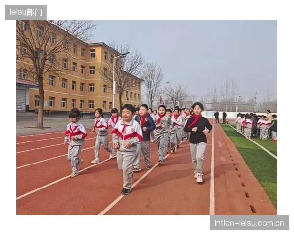 当一切教学活动都围绕屏幕展开，本地体育教师组织班级对抗赛、运动会等线下活动的核心能力是否正在被边缘化？